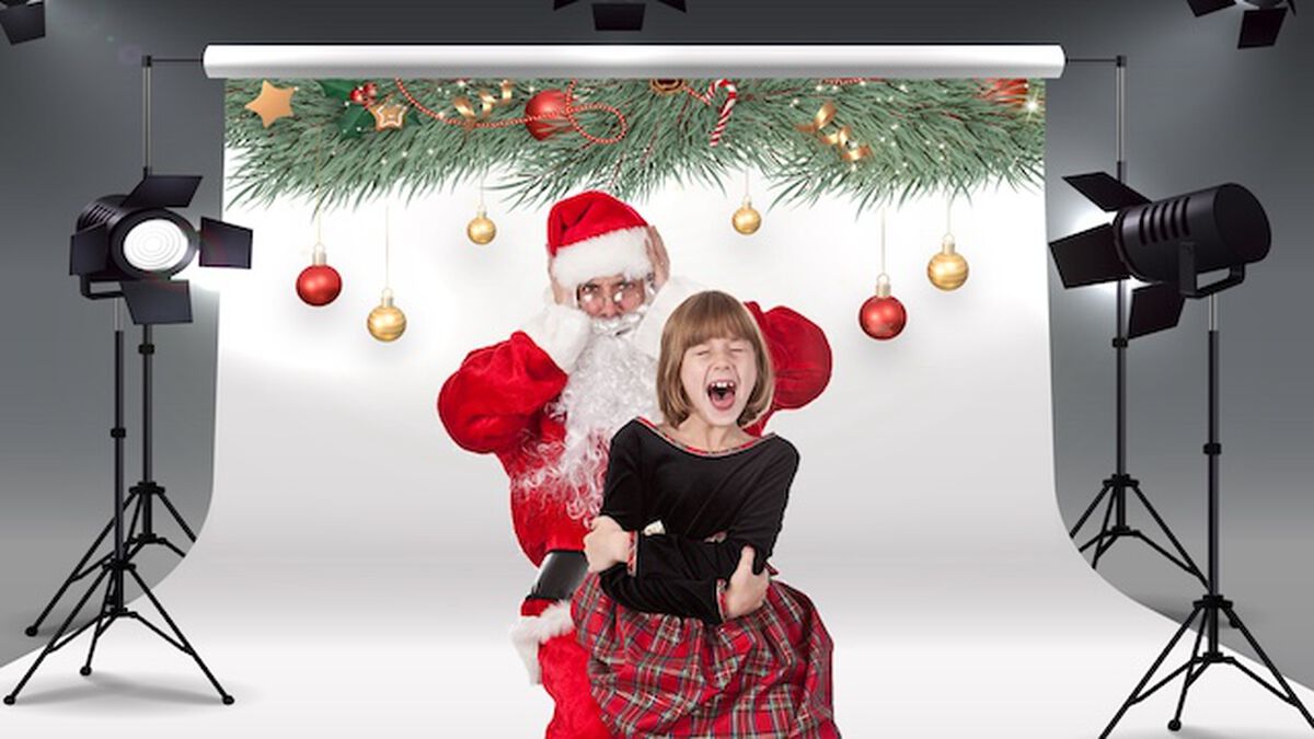 Awkward Christmas Family Photo Shoot image number null